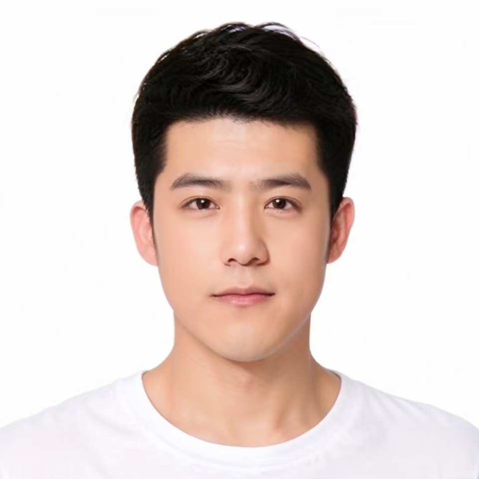 二十八岁左右女性市场经理头像,穿白色衬衫,粉色背景,职业微笑表情,明亮自然光